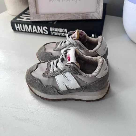 Assorted toddler size 6 shoes - Picture 3 of 8